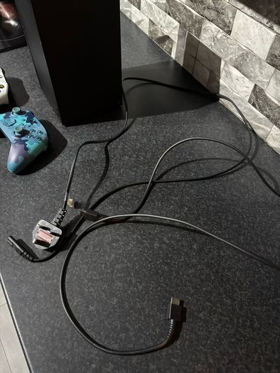 Xbox Series X console, 2 Xbox Wireless Controller, an ultra-high-speed HDMI cable, power cable.