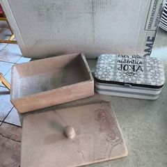 2 Different itmes--1- small travel jewelry case or organizer 12.00 euro. 2-trinklet stone box with lid and nop or could be butter dish,15.00 euro.