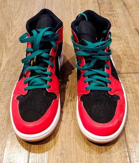 Nike Air Jordan 1  Mid:    SIZE US 10.5 / UK 9.5