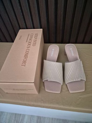 Vivaia bnew in box Jade almond block heels