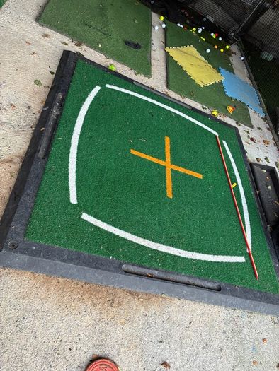Golf hitting mat with rubber base