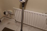 Dyson V6 Vacuum Cleaner, White, Battery not holding Charge, needs new Battery, for parts or repair