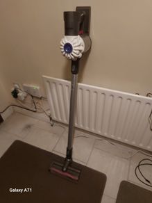 Dyson V6 Vacuum Cleaner, White, Battery not holding Charge, needs new Battery, for parts or repair
