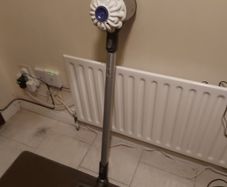 Dyson V6 Vacuum Cleaner, White, Battery not holding Charge, needs new Battery, for parts or repair