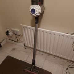 Dyson V6 Vacuum Cleaner, White, Battery not holding Charge, needs new Battery, for parts or repair
