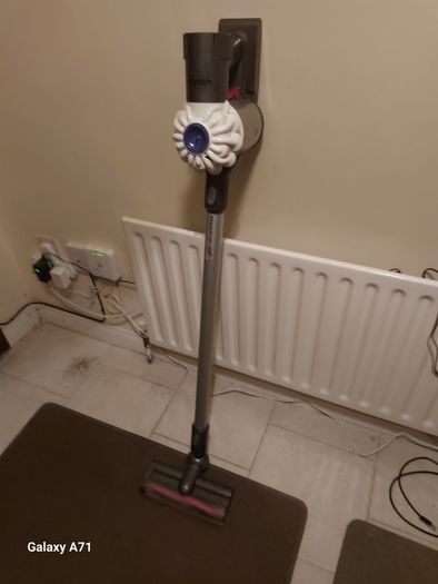 Dyson V6 Vacuum Cleaner, White, Battery not holding Charge, needs new Battery, for parts or repair