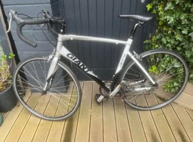 Cycle: Giant Defy Road Bike. 56cm frame.