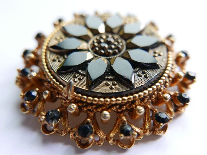 Antique Beautiful Florenza Goldtone Gilt Jet Art Brooch Pin