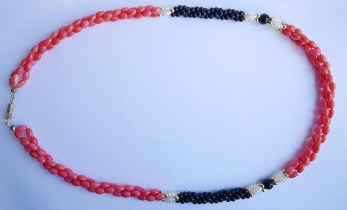 Vintage Red and Black Corals length 23,5"