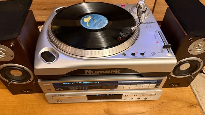 Sony amplifier , Marantz cd player, Numark turntable, VK speakers