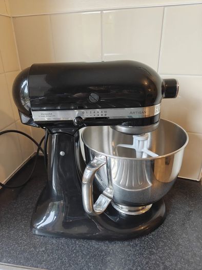 KitchenAid Artisan Stand Mixer + Glass Bowl + Accessories + FREE Cake Stand