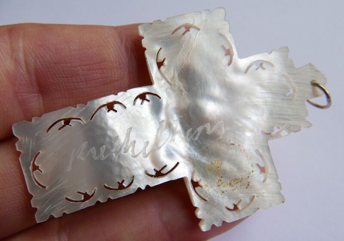 Vintage Dainty Round Star Carved White Mother of Pearl MOP Shell Pendant
