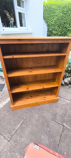 Early 20th Century, Mid 20th Century, Vintage. Solid pine bookcase, sometimes referred to as a farmhouse style dresser top, featuring an antique wax finish. H. 124 , L. 96 , D. 31.5 CM.