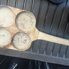 Vintage 4-cup cast iron pan