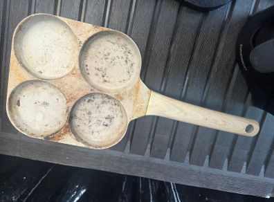 Vintage 4-cup cast iron pan