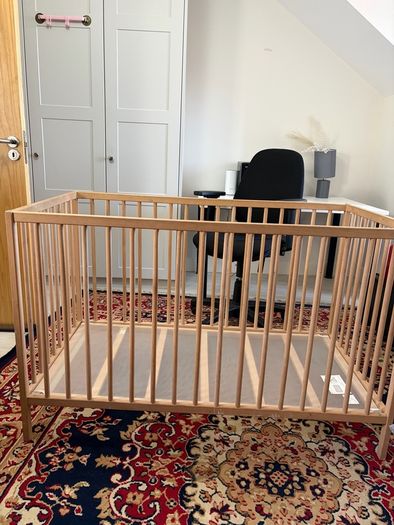 Wooden baby crib with good condition Clevamama cool gel mattress (barely used) + new mattress protector