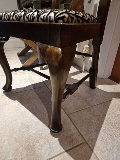 Beautiful Extendable Table, Chairs & Bench