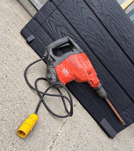 Hilti TE 1000-AVR HiDrive 110V Concrete Demolition Breaker  and Chisel.