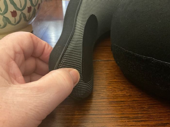 Travel  neck support pillow Reduced in black with a storage bag