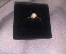 Pearl 9ct gold ring