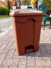 Brown Rubbermaid bin with step on pedal