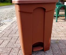 Brown Rubbermaid bin with step on pedal