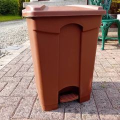 Brown Rubbermaid bin with step on pedal
