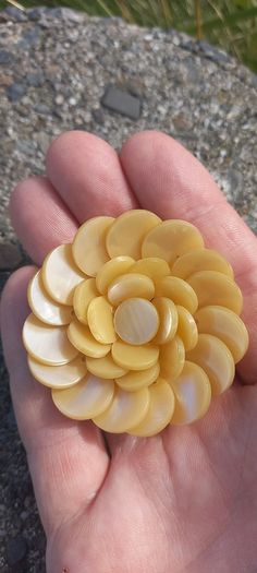 Vintage jewelry is sold individually for 5 to 10 euros.