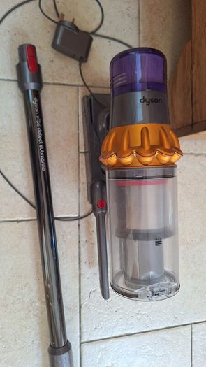 Dyson v15 vacuum cleaner