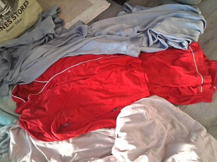 2 dressing gowns and 4 sets pjs