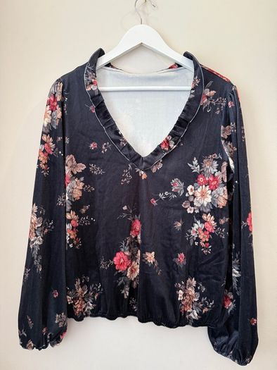 Beautiful Floral Navy V Neck Velveteen Top Size S!