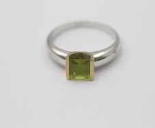 9ct White & Yellow Gold Peridot Ring, Modernist Two-Tone Design, Size P, 3.3g, Fully Hallmarked