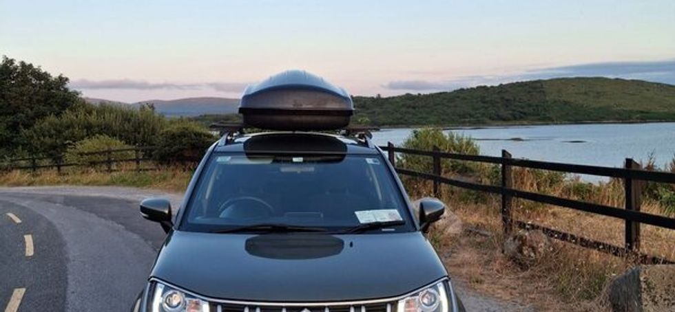 Roof box with 2 x rails