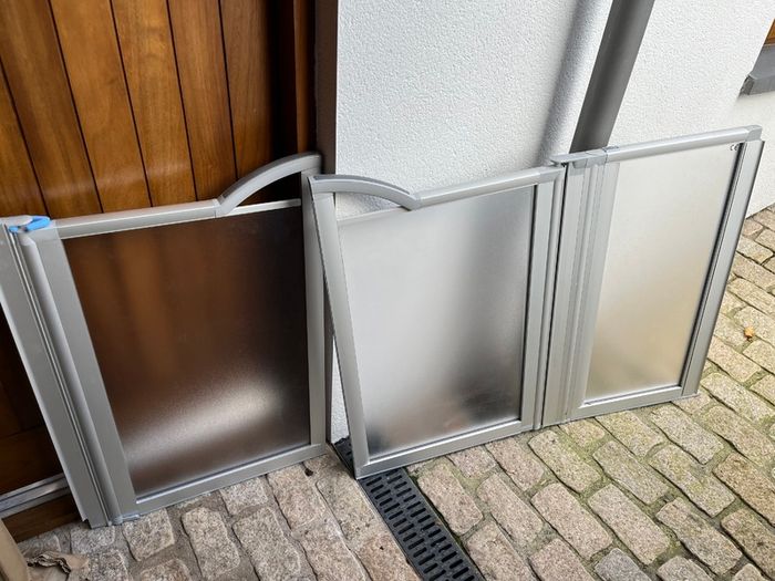 Shower door saloon style