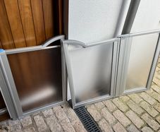 Shower door saloon style