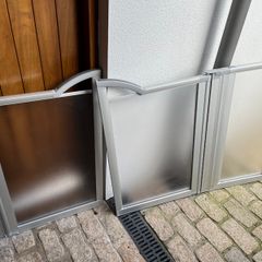 Shower door saloon style