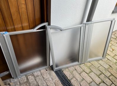 Shower door saloon style
