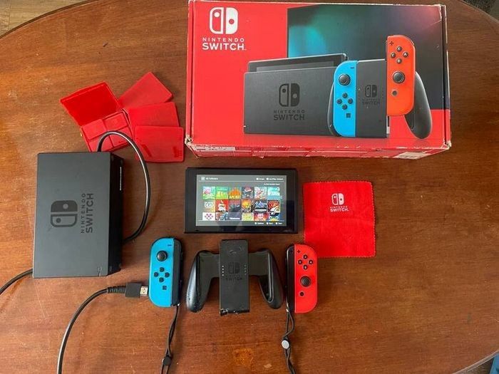 Nintendo Switch V2 (Modded / Chip) + Dock + 256GB + Case
