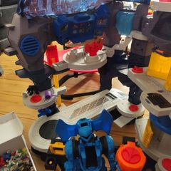 imaginext  batcave Plus extras
