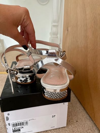 Moda in Pelle sandals like new size 4