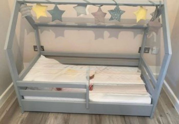 House bed toddler, slight damage on one piece but does not affect structure