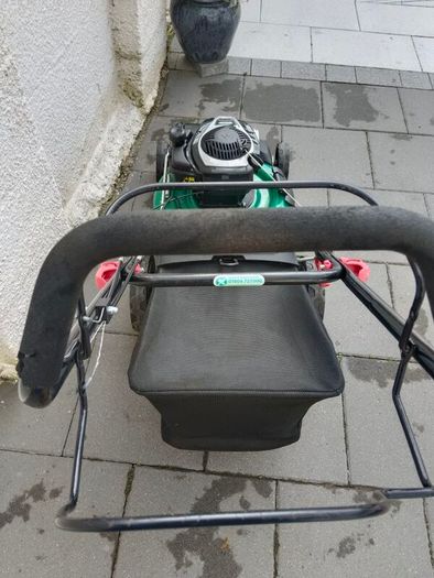 Self drive lawnmower with Briggs and Stratton engine 500 E series 140 cc in excellent working condition which starts the first pull.