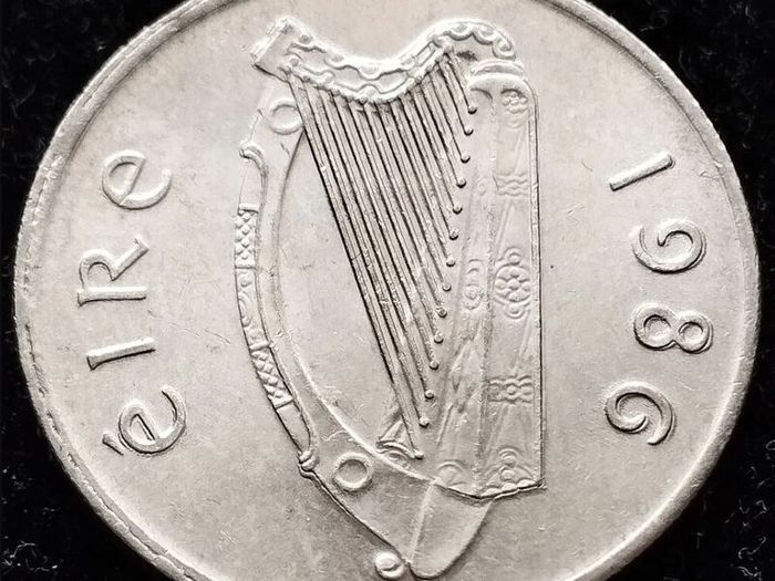 [#81] - Ireland 1986 | ERROR Irish 5p | Five Pence | Bull | KM.22