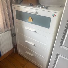 chest of drawers