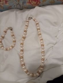 Vintage pearls necklace and bracelet