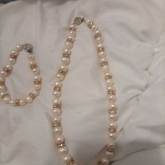 Vintage pearls necklace and bracelet