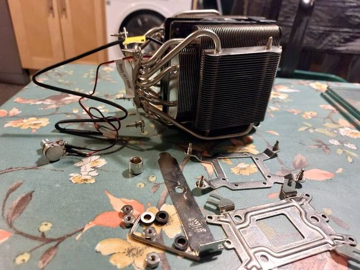 Cooler Master V8 CPU Cooler (Complete with Original Intel Mounting Brackets)