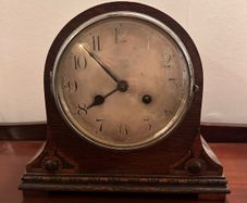 Vintage 1930s 1940s Wooden Mantel clock with key