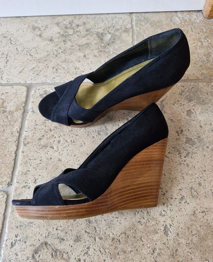 Black wedge peeptoe