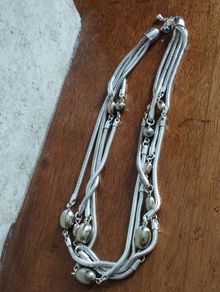 Beautiful silver tone necklace.